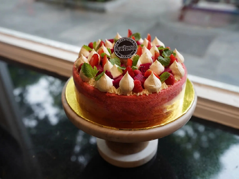 Bánh Charlotte Phô Mai với Berries và Thanh Long